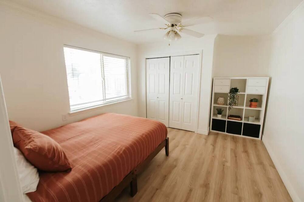 Photo of Bedroom in Lakeview
