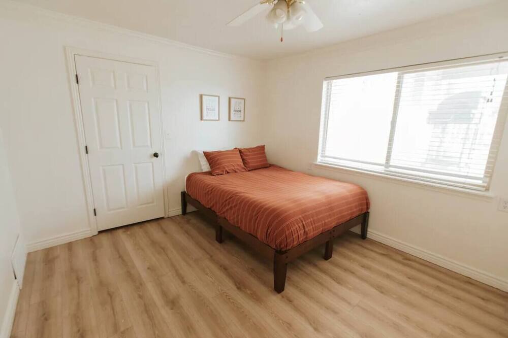 Photo of Bedroom in Lakeview