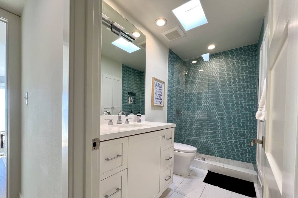 Photo of Bathroom in Eastern Malibu