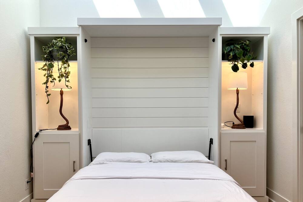 Photo of Bedroom in Eastern Malibu