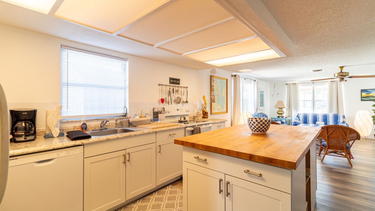 Photo of Kitchen in Weeki Wachee Gardens