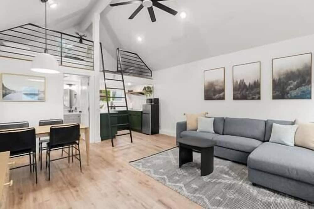 Photo of Livingroom in Ariel