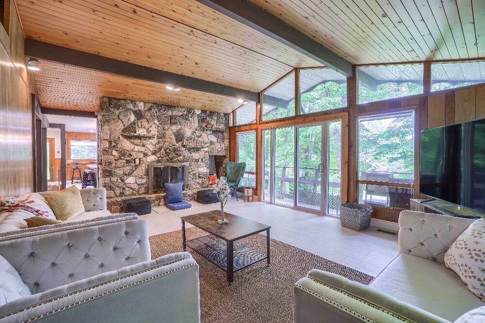 Photo of Livingroom in Coboconk