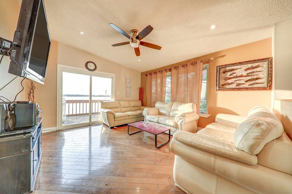 Photo of Livingroom in Scugog