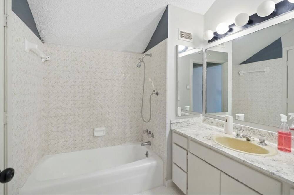 Photo of Bathroom in Lakeview  Jefferson County