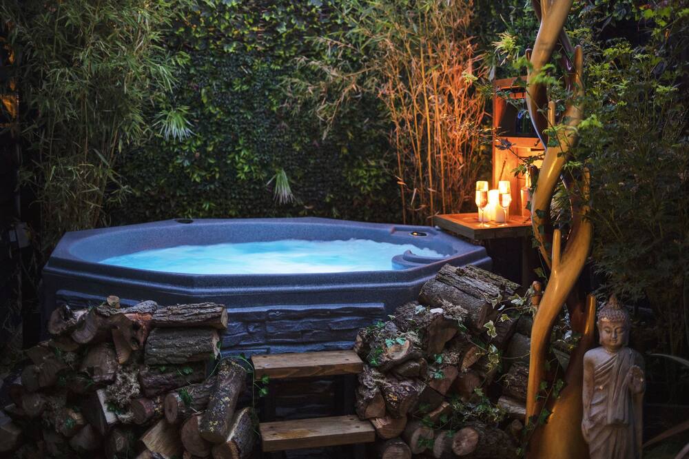 Photo of Others in Layer de la Haye