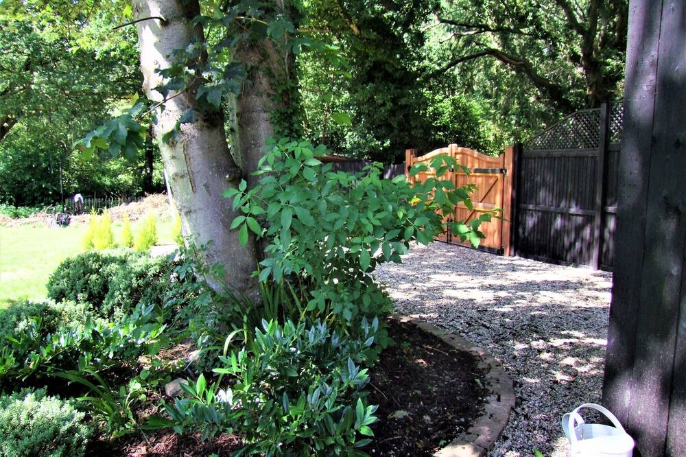 Photo of Others in Layer de la Haye