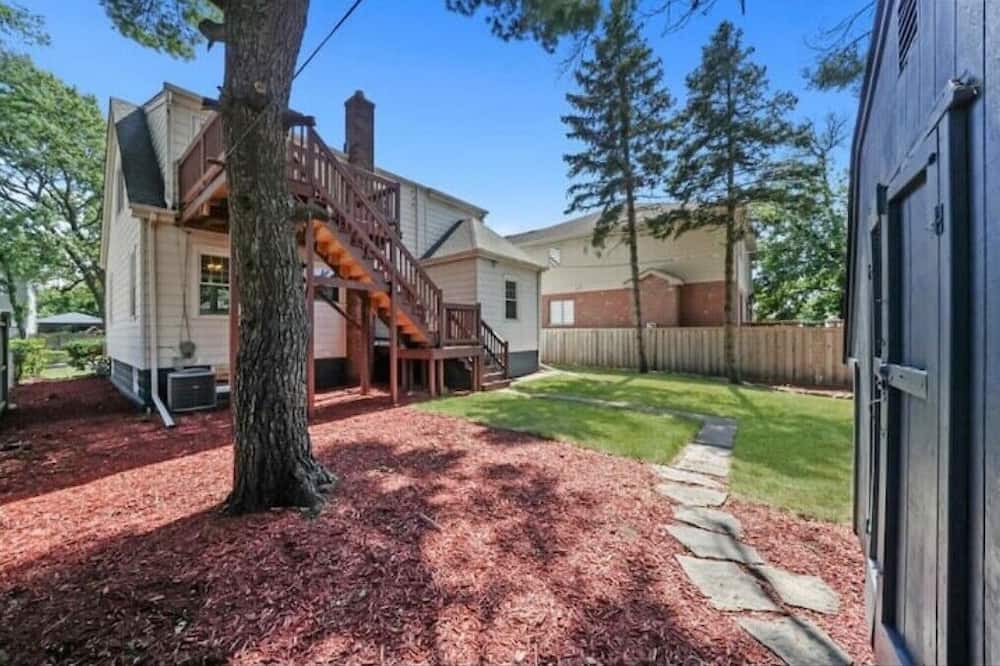 Photo of Outdoor in Oak Lawn