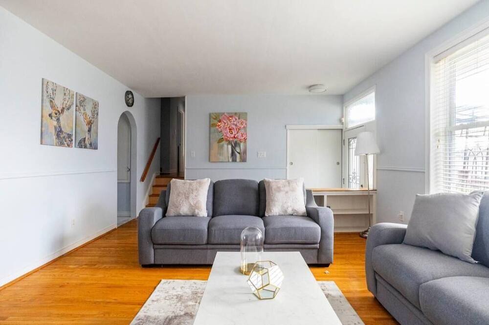 Photo of Livingroom in Newtonbrook