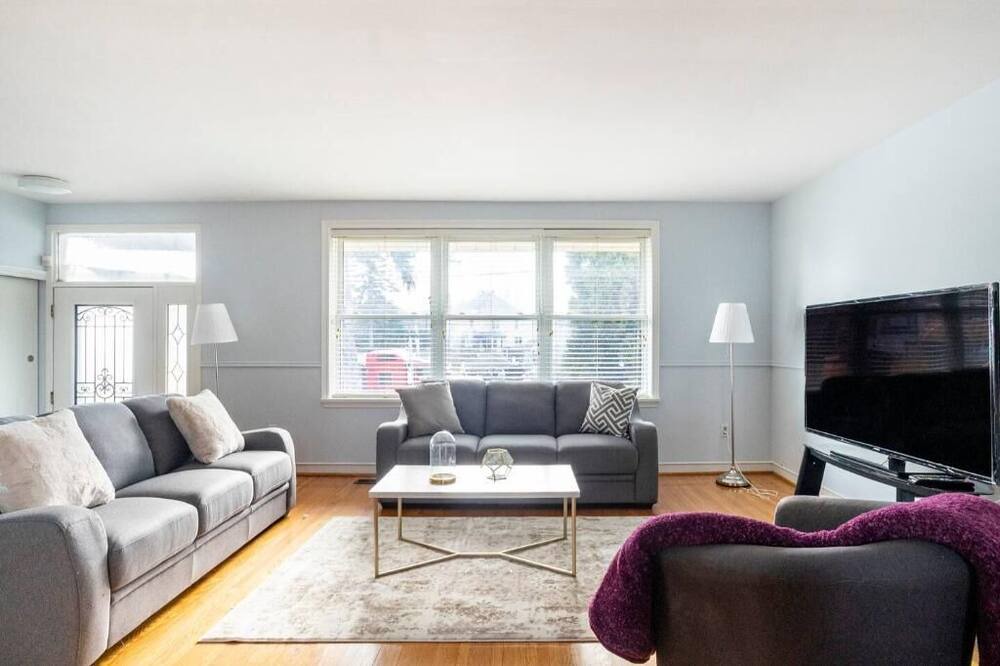 Photo of Livingroom in Newtonbrook