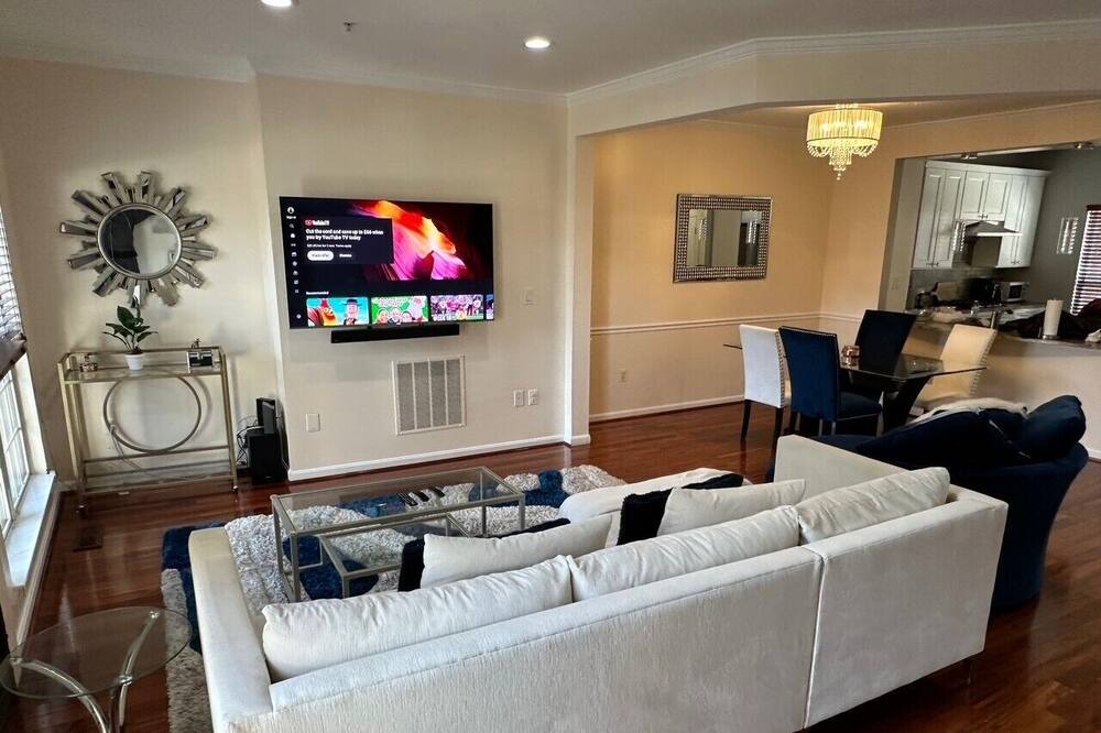 Photo of Livingroom in Baileys Crossroads