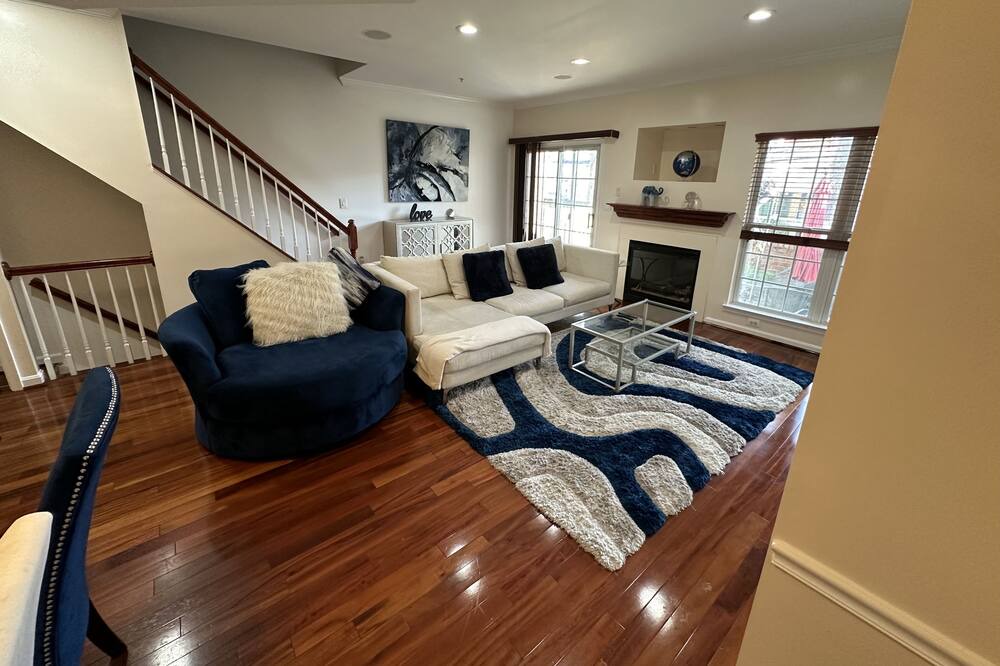 Photo of Livingroom in Baileys Crossroads