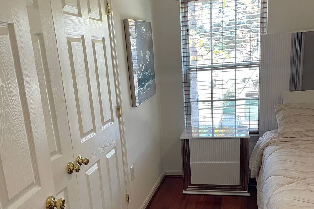 Photo of Bedroom in Baileys Crossroads