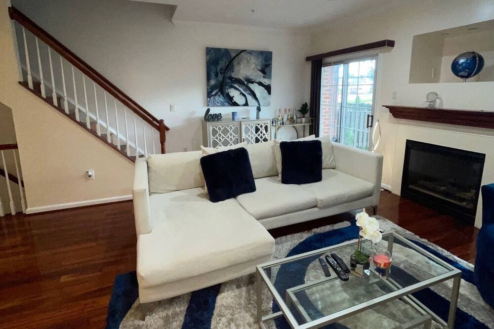 Photo of Livingroom in Baileys Crossroads