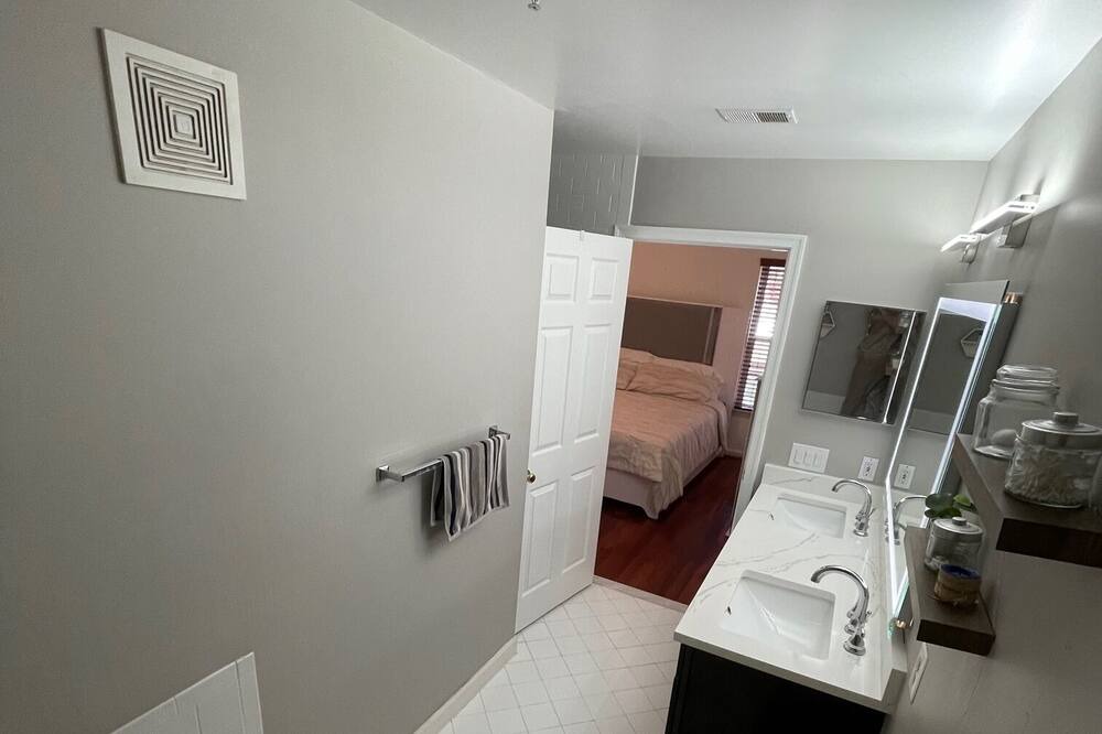 Photo of Bathroom in Baileys Crossroads