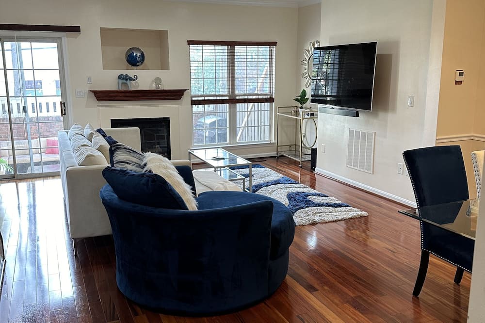 Photo of Livingroom in Baileys Crossroads