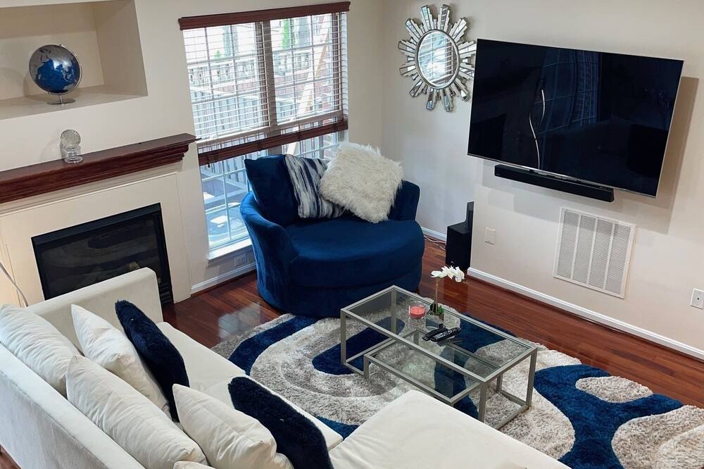 Photo of Livingroom in Baileys Crossroads