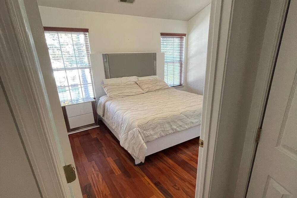 Photo of Bedroom in Baileys Crossroads