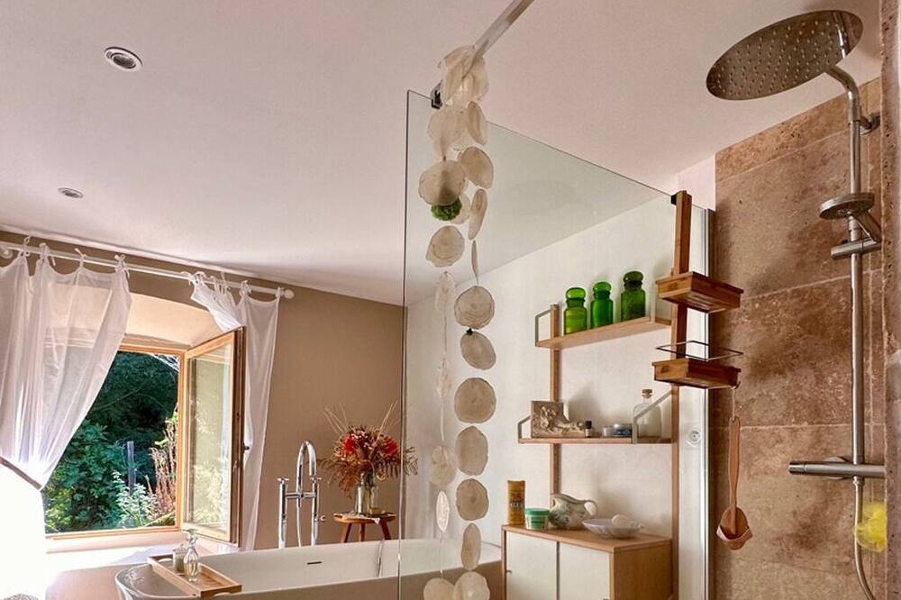 Photo of Bathroom in Saint-Fortunat-sur-Eyrieux