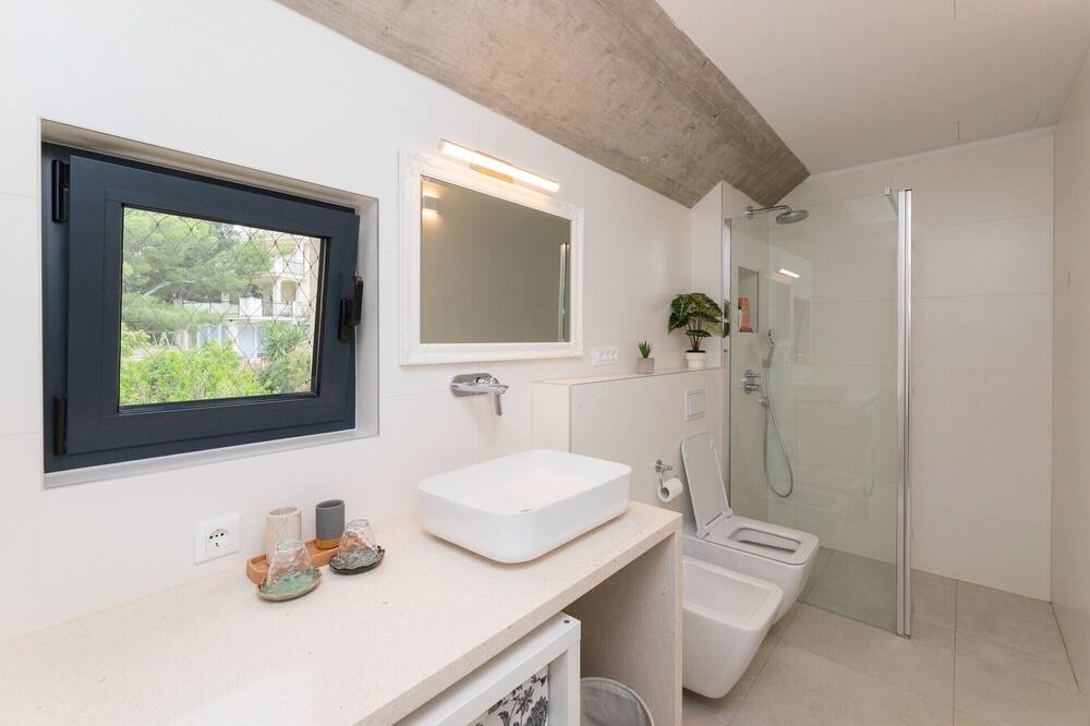 Photo of Bathroom in Cove Makarac (Milna)
