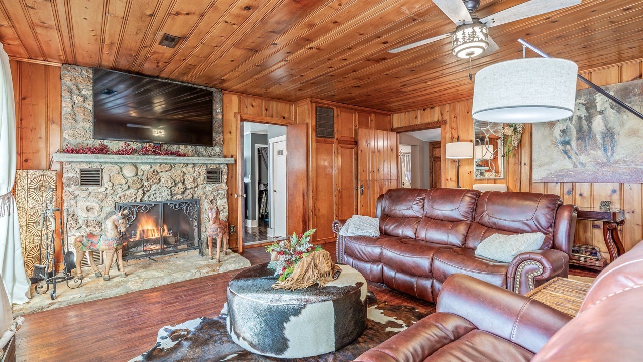 Photo of Livingroom in Lake Forest Estates