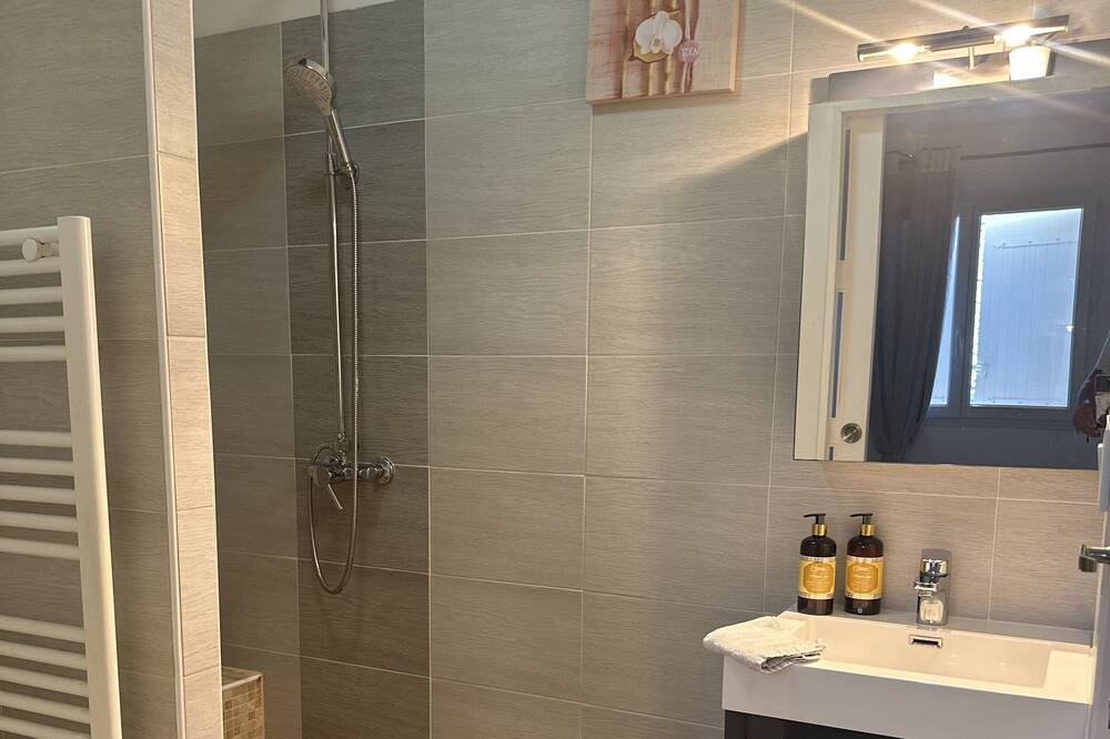 Photo of Bathroom in La Lande-de-Fronsac