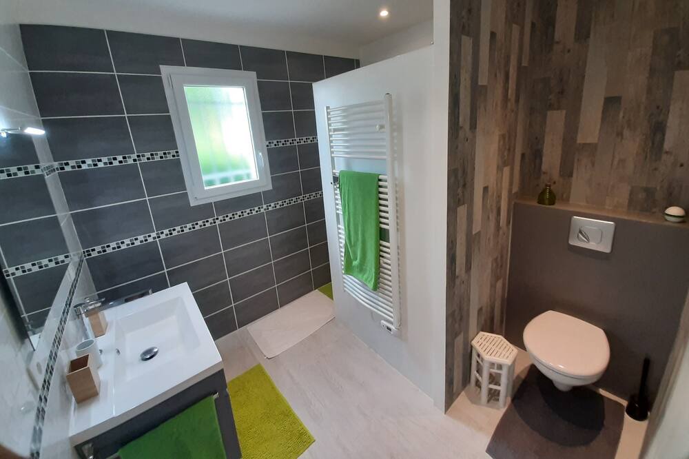 Photo of Bathroom in Longeves