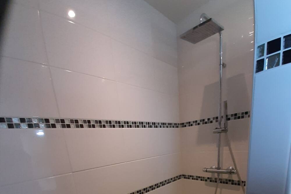 Photo of Bathroom in Longeves