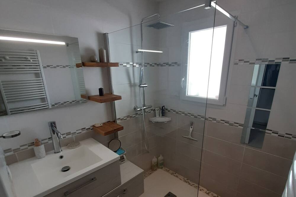 Photo of Bathroom in Longeves