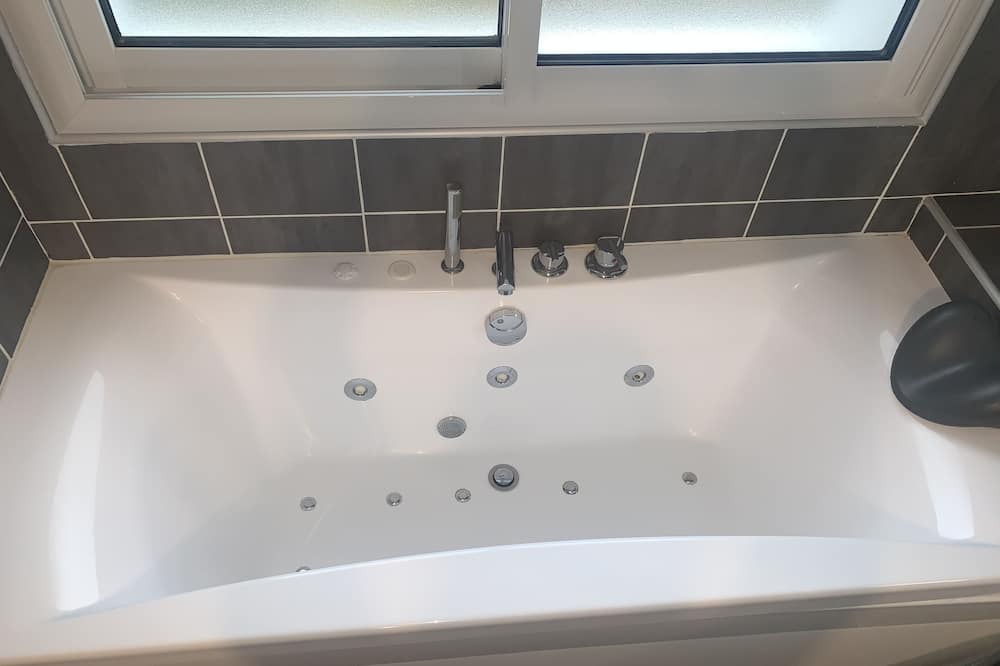 Photo of Bathroom in Lezigne