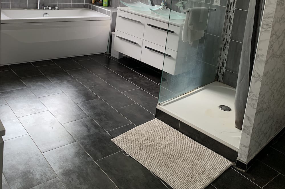 Photo of Bathroom in Lezigne