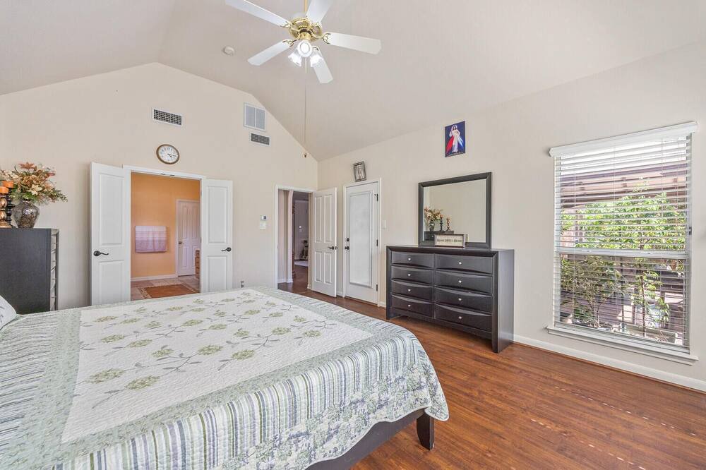 Photo of Bedroom in Helotes