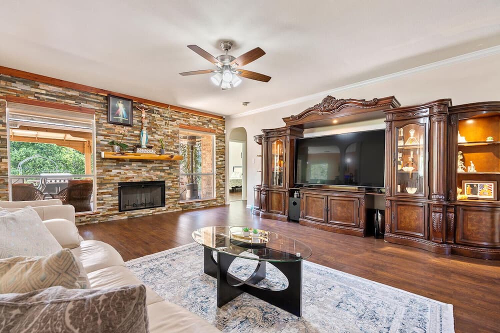 Photo of Livingroom in Helotes