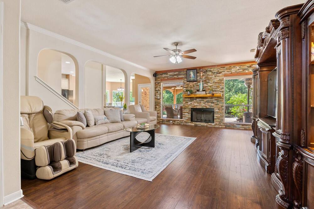 Photo of Livingroom in Helotes