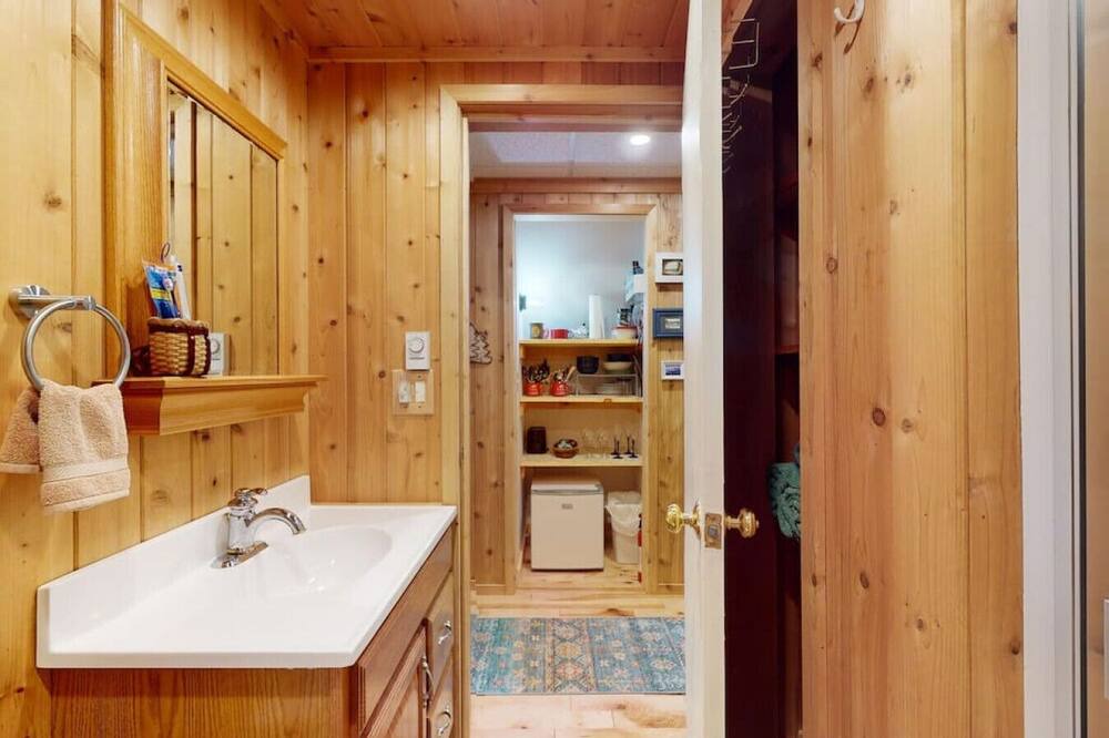 Photo of Bathroom in Jay