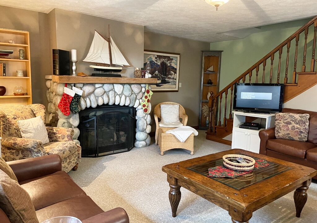 Photo of Livingroom in Colpoys Bay