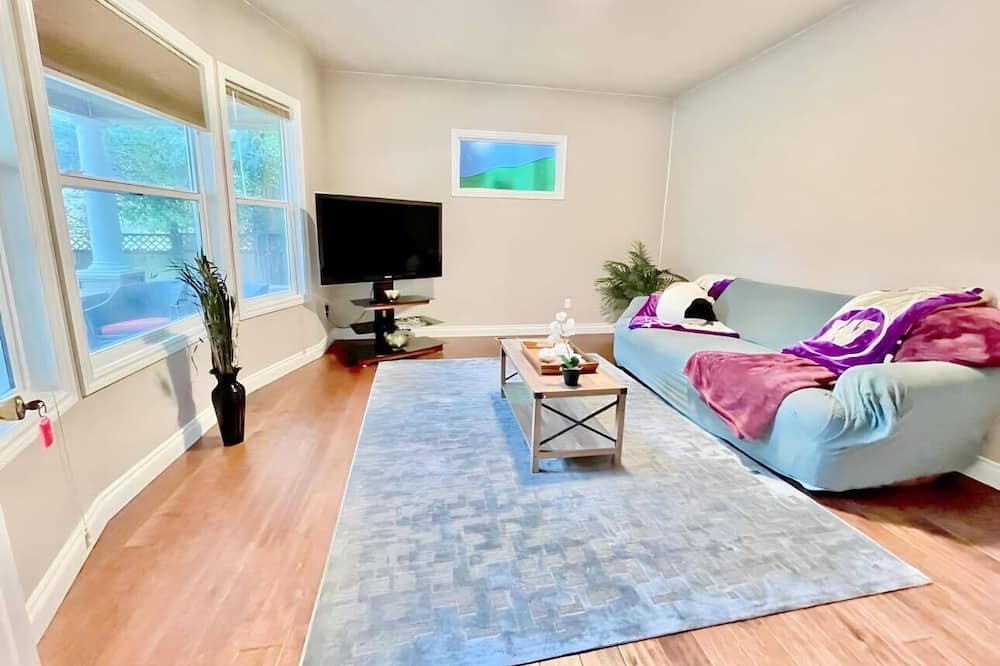 Photo of Livingroom in University District