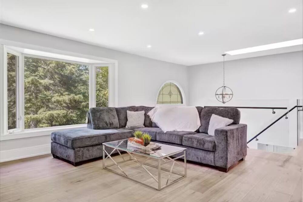 Photo of Livingroom in Caledon
