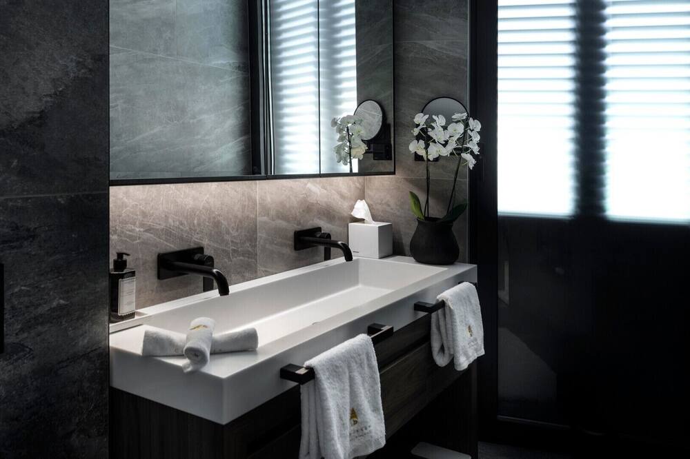 Photo of Bathroom in Cove Murtar