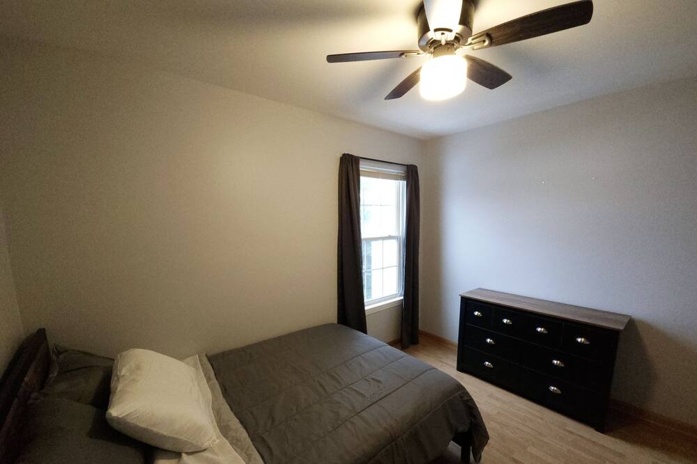 Photo of Bedroom in Solon Mills