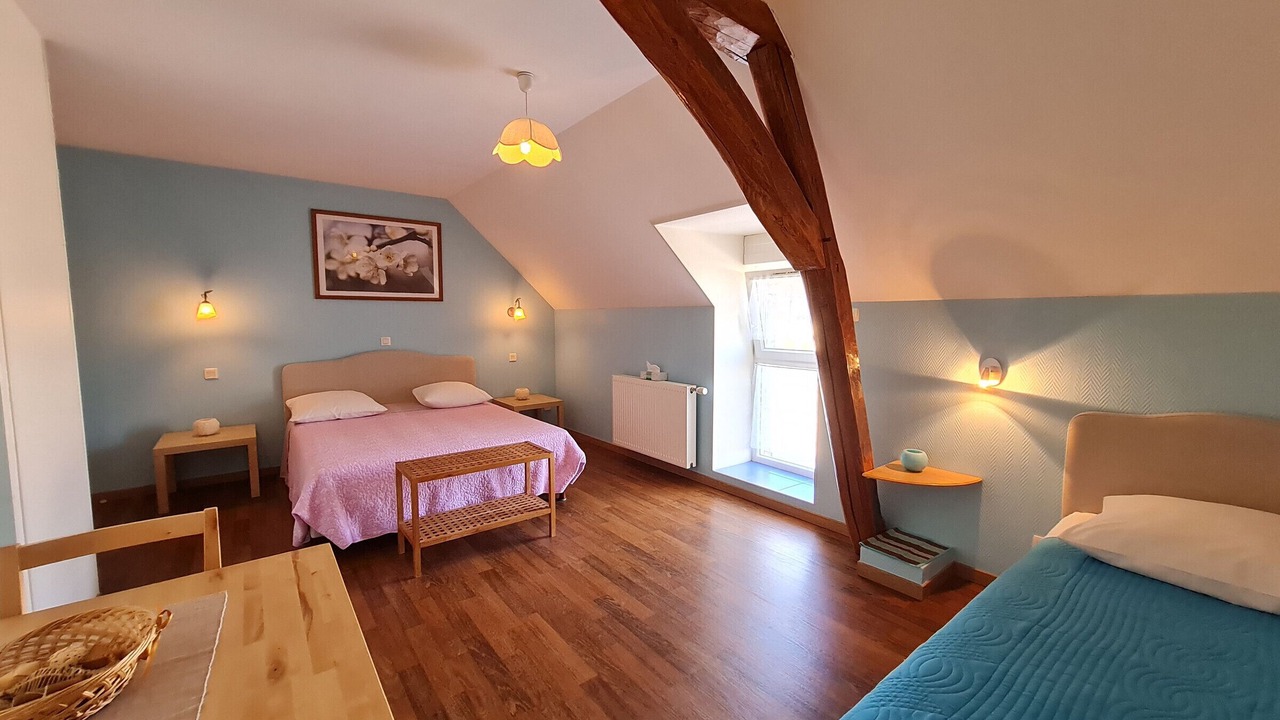 Photo of Others in Cravant