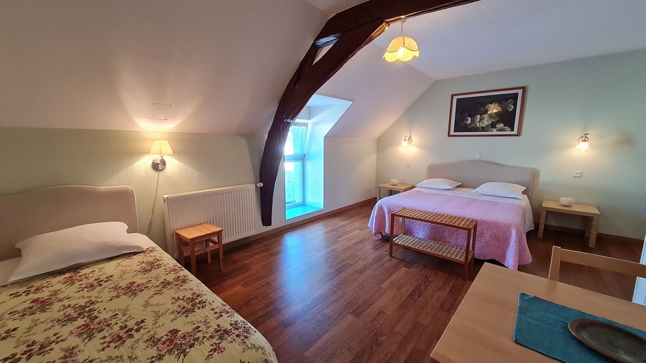 Photo of Others in Cravant