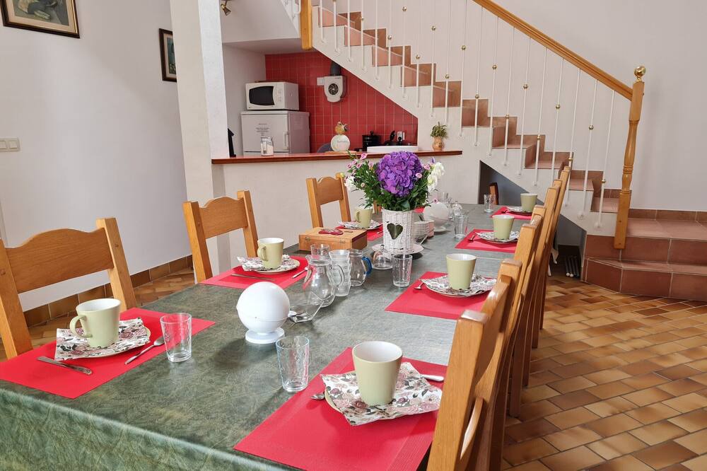 Photo of Others in Cravant