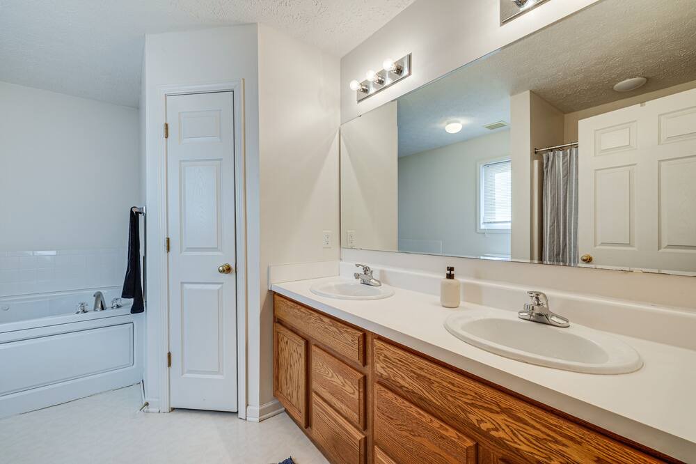 Photo of Bathroom in Cats Paw