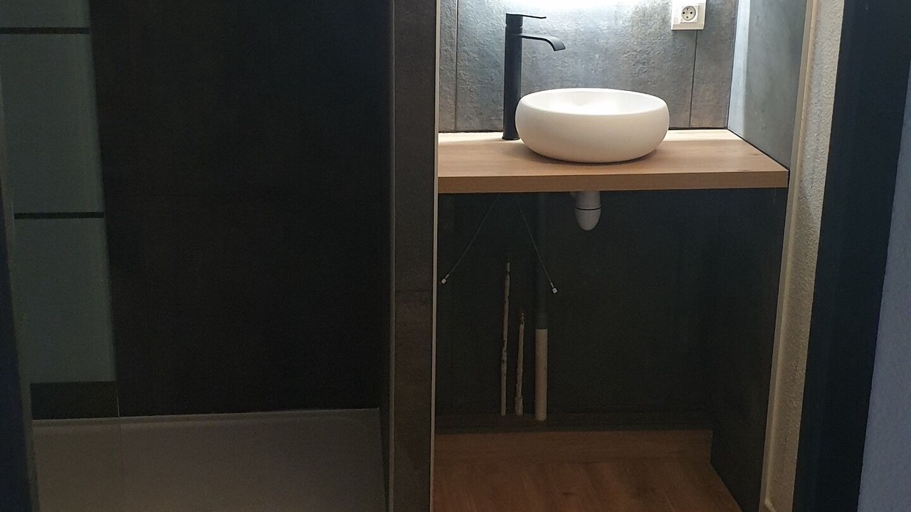 Photo of Others in Valence