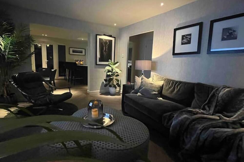 Photo of Livingroom in Bagshot