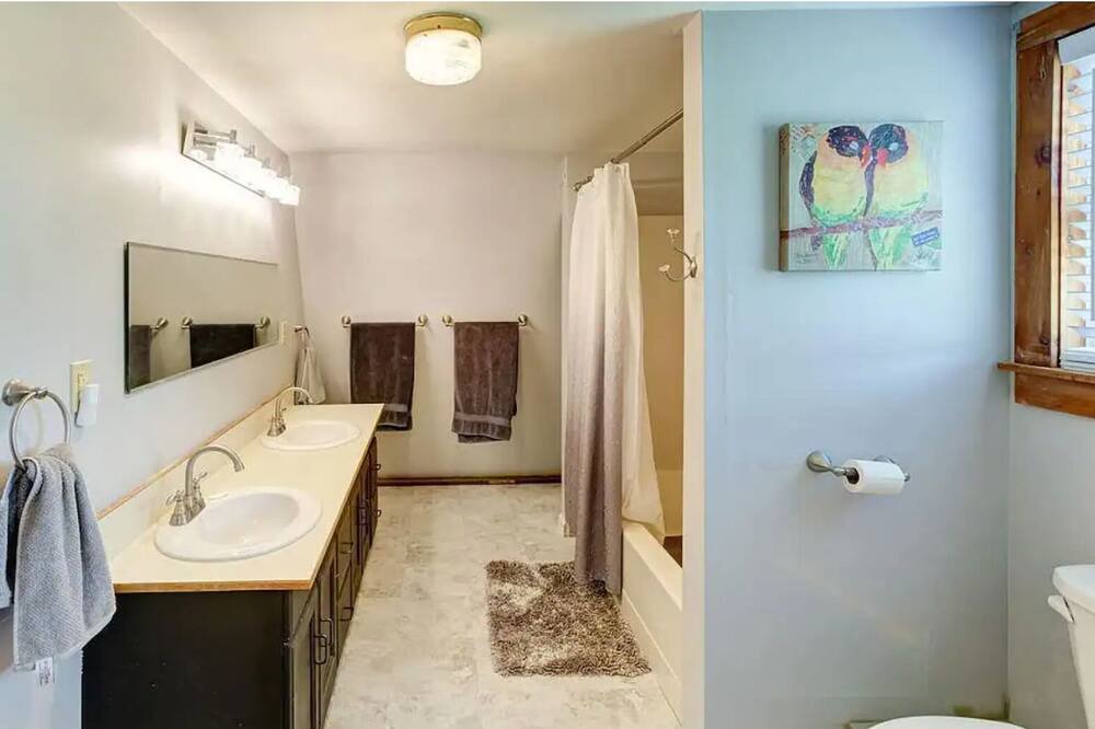 Photo of Bathroom in De Lancey