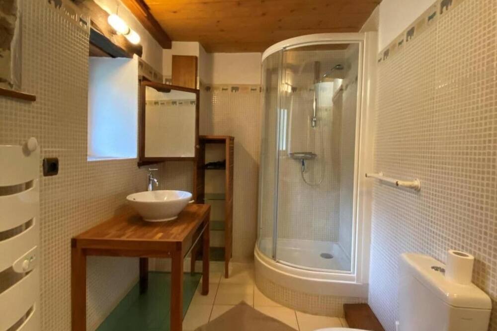 Photo of Bathroom in Connac