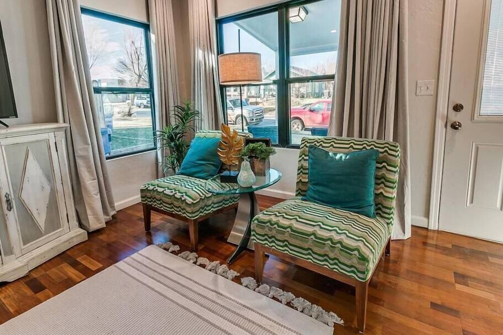 Photo of Livingroom in Guthrie