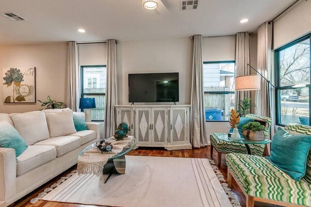 Photo of Livingroom in Guthrie